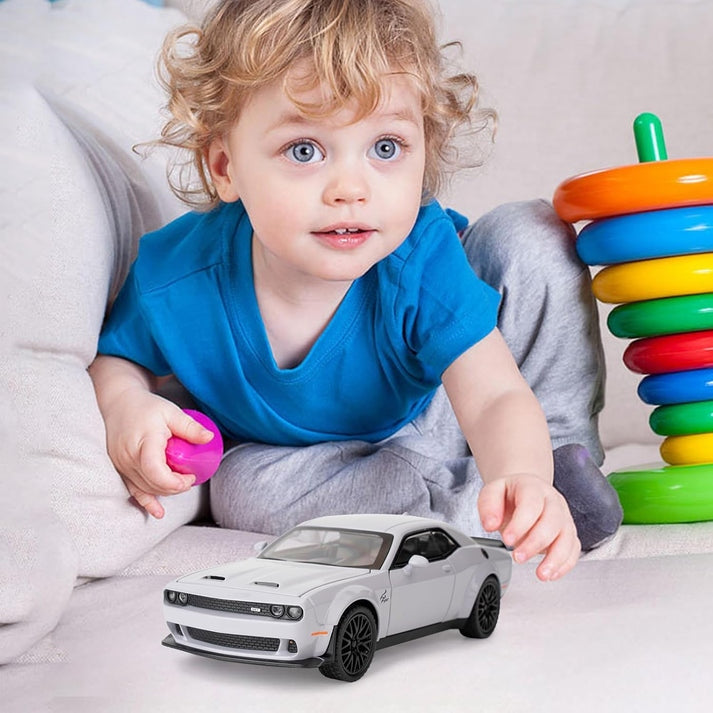 Dodge Challenger SRT Hellcat 1:24 Diecast Scale Model Car