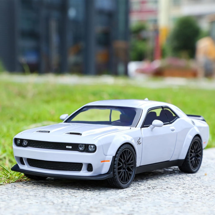 Dodge Challenger SRT Hellcat 1:24 Diecast Scale Model Car