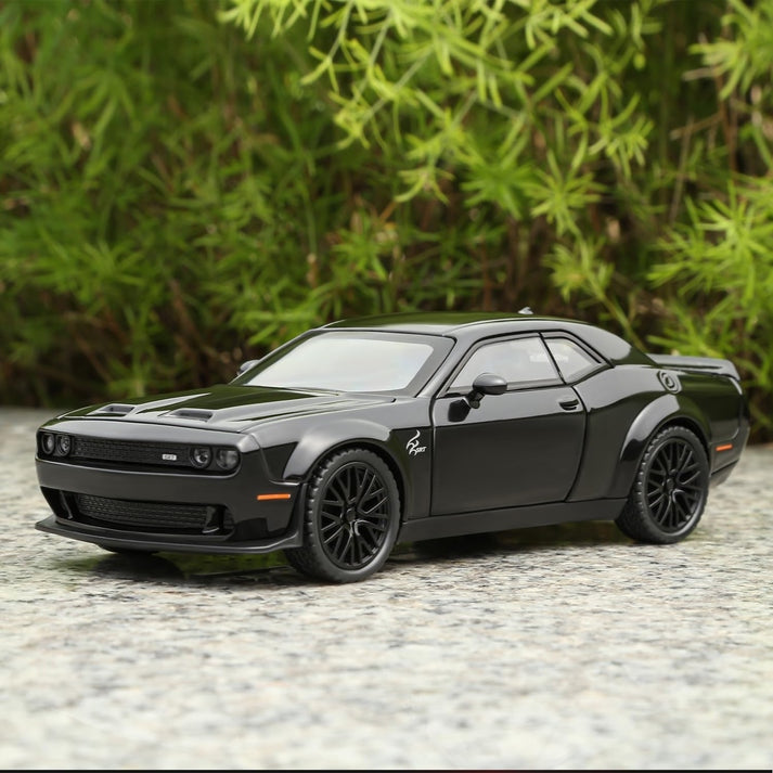 Dodge Challenger SRT Hellcat 1:24 Diecast Scale Model Car
