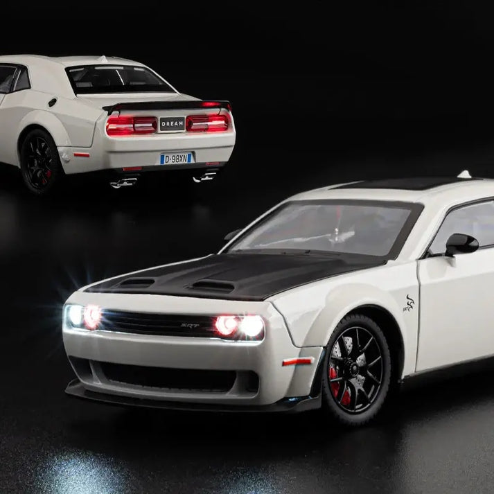 Dodge Challenger SRT Hellcat 1:24 Diecast Scale Model Car