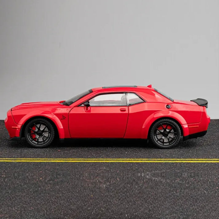 Dodge Challenger SRT Hellcat 1:24 Diecast Scale Model Car