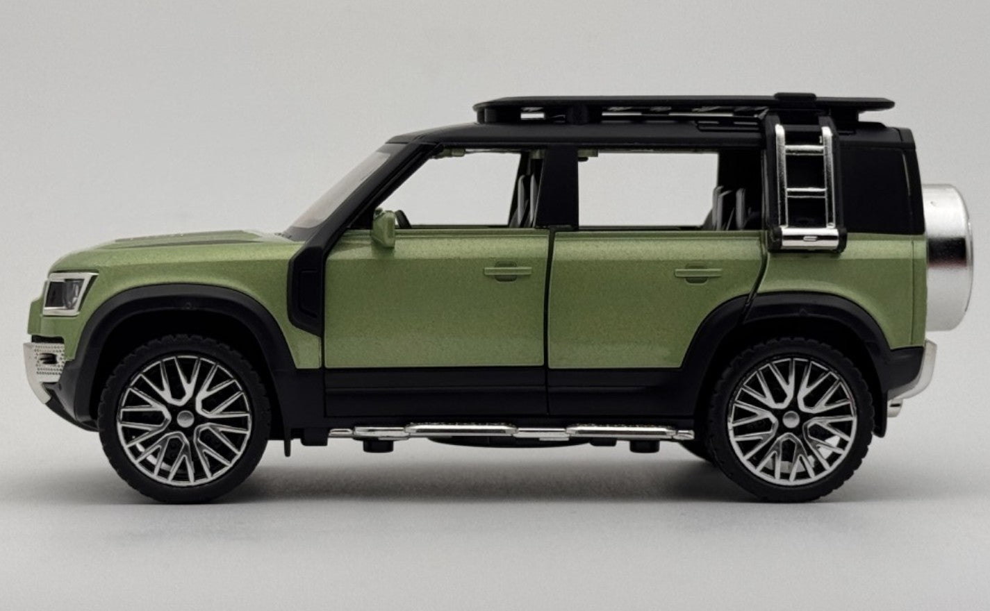 Land Rover Defender 110 1:24 diecast Scale Model car