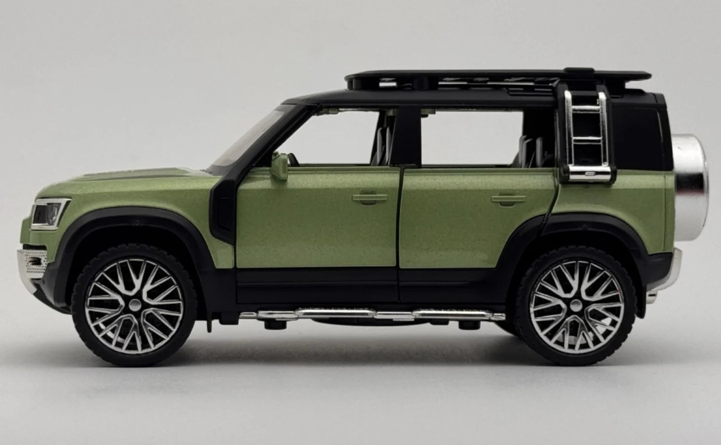 Land Rover Defender 110 1:32 Licensed Diecast Scale Model Car