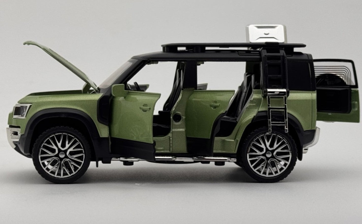 Land Rover Defender 110 1:24 diecast Scale Model car