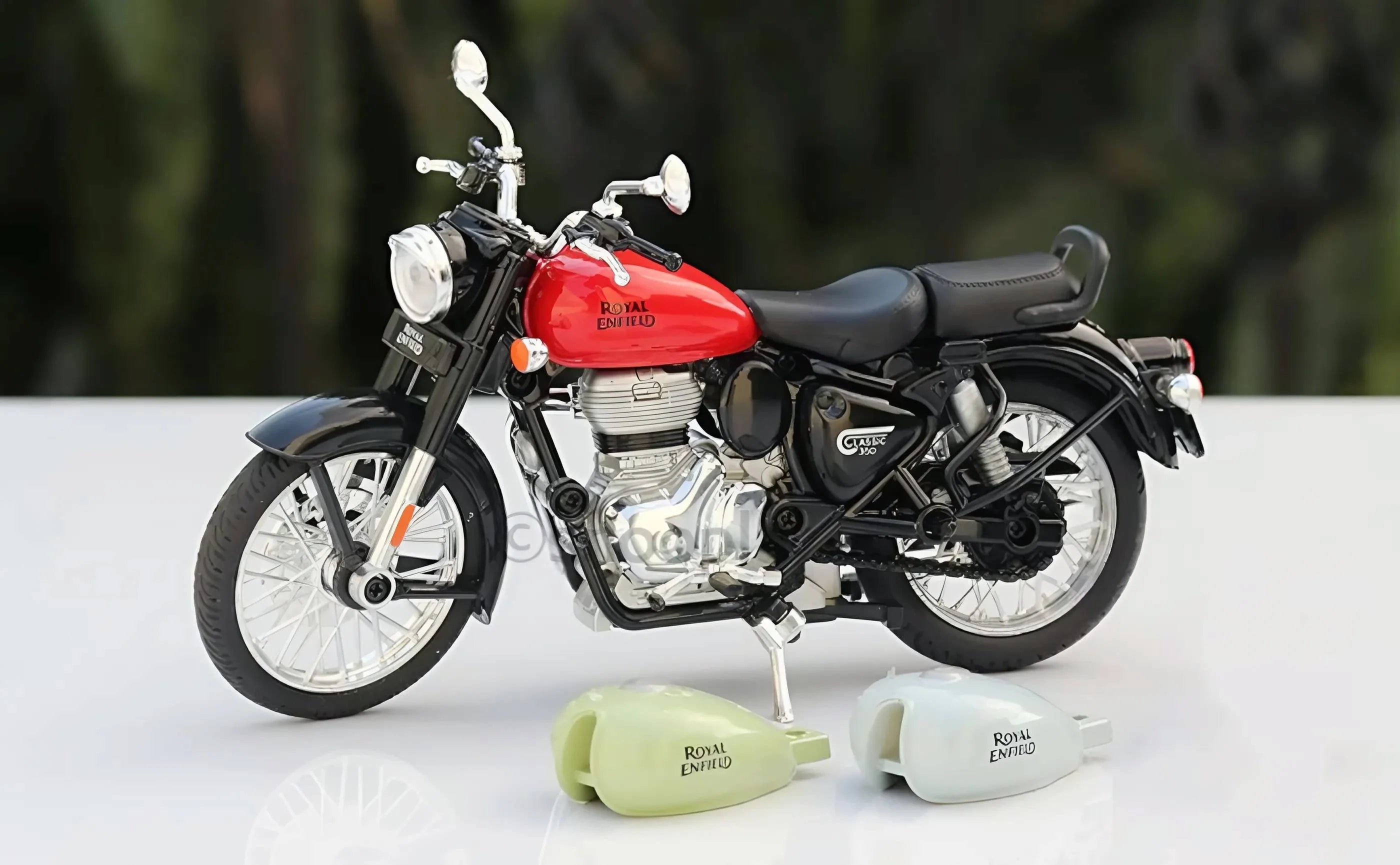 Royal Enfield Classic 350 Signals Sandstorm 1:15 licensed die-cast scale model bike & 2 Extra Tanks